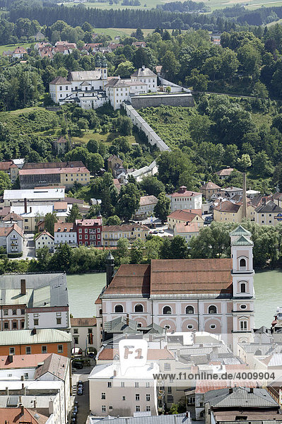 Blick auf die Wallfahrtskirche Mariahilf auf dem Mariahilfberg und die ehemalige Jesuitenkirche Sankt Michael in Passau  Bayern  Deutschland  Europa