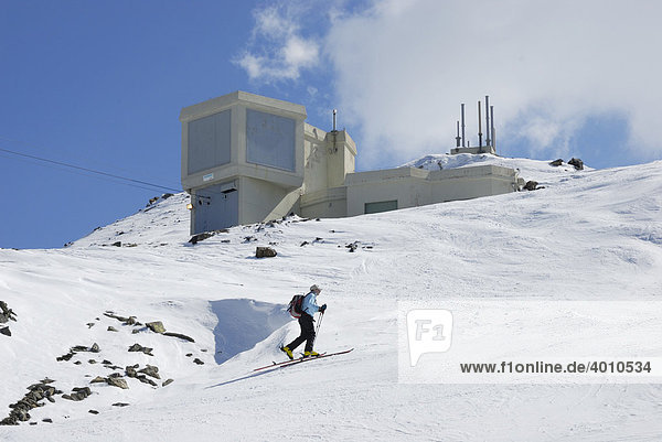 Skitourengeher beim Gipfelaufstieg  hinten Materialseilbahn  Glungezer Tuxer  Voralpen  Tirol  Österreich