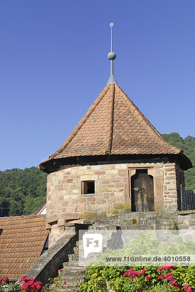 Wachturm einer mittelalterlichen Verteidigungsanlage einer Wehrkirche  Dörrenbach  Pfalz  Rheinland-Pfalz  Deutschland  Europa