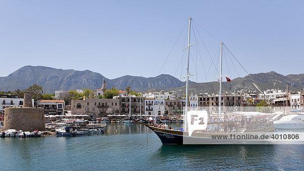 Ein Segelschiff im Hafen von Kyrenia  auch Girne  Nordzypern  Zypern  Europa