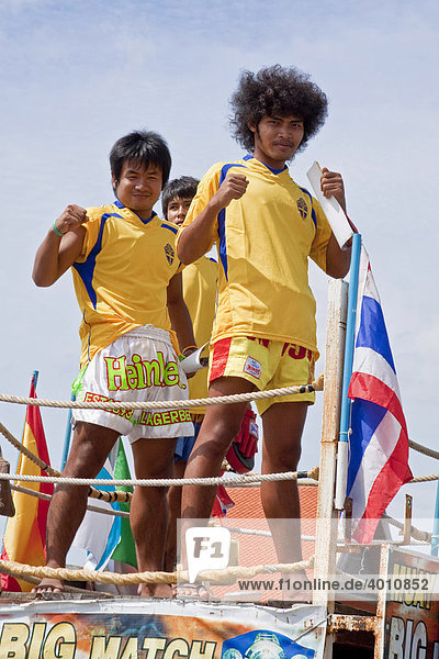 Thaiboxer werben für einen Kampf  Karon  Insel Phuket  Thailand  Asien