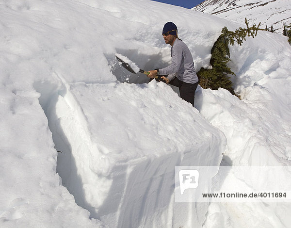 Lehrer präpariert Schnee für den Rutschblock Test zur Prüfung der Lawinengefahr  Yukon outdoor school Programm  Chilkoot Pass  Chilkoot Trail  British Columbia  Kanada