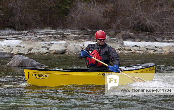 Wildwasser-Kanufahrer auf dem Takhini Fluss mit Helm und Rettungsweste  Yukon Territory  Kanada  Nordamerika