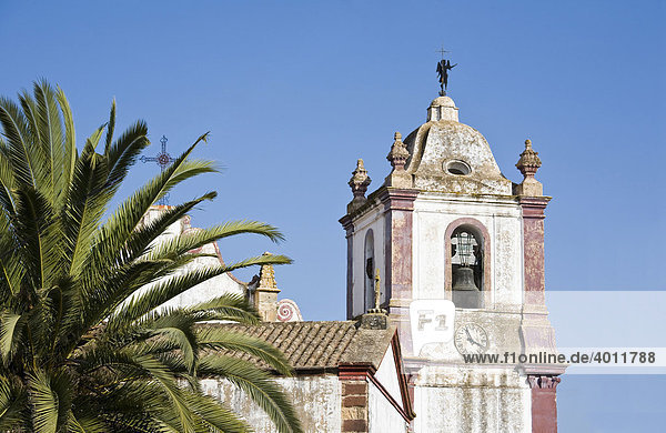 Historische Architektur  Kirchturm der Kathedrale SË aus dem 13. Jahrhundert in Silves  Portugal  Europa