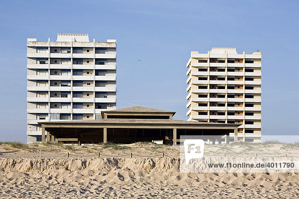 Bausünden  Bauruinen  Hochhäuser am Strand von Alvor  Algarve  Portugal  Europa