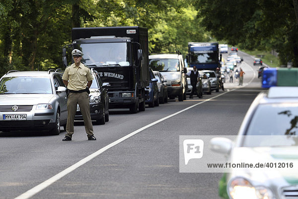 Ein Polizeibeamter sperrt die Bundesstraße 9 bei Koblenz nach einem Unfall  Koblenz  Rheinland-Pfalz  Deutschland  Europa