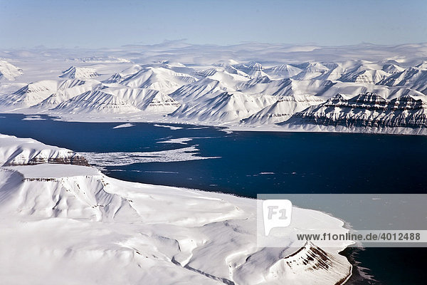 Gletscher und Fjord aus der Luft in Spitzbergen  Norwegen  Europa