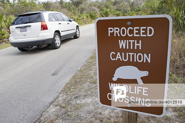 Hinweisschild  Verkehrsschild  Wildlife crossing  in einem State Park in Florida  USA