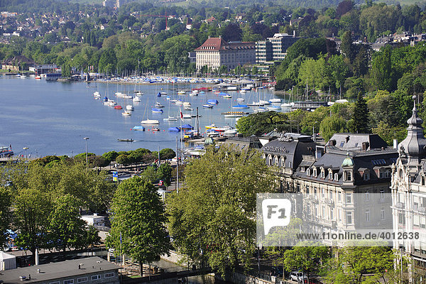 Blick vom Grossmünsterturm auf die Strandpromenade und Segelschiffhafen von Zürich  Schweiz  Europa