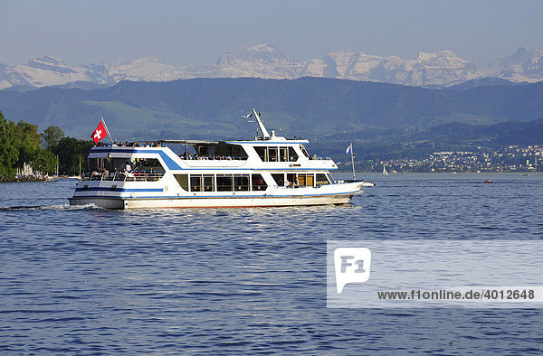 Das Ausflugsschiff Uetliberg auf einer Rundreise auf dem Zürichsee  Zürich  Schweiz  Europa