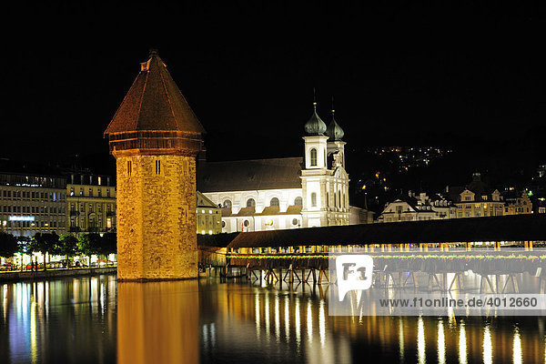 Kappellbrücke über die Reuss in Luzern mit der Jesuitenkirche dahinter  Kanton Luzern  Schweiz  Europa Kanton Luzern