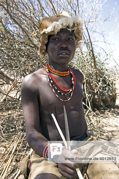Ein Angehöriger der Hazabe-Stammesgruppe  Lake Eyasi  Tansania  Afrika
