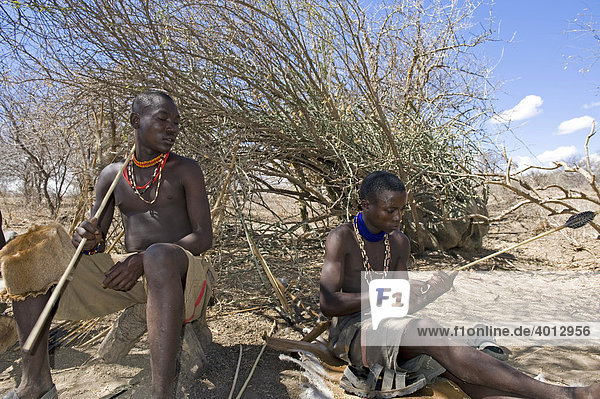 Angehörige der Hadzabe fertigen einen Jagdpfeil  Lake Eyasi  Tansania  Afrika