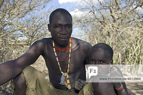 Ein Angehöriger der Hadzabe mit Kind  Lake Eyasi  Tansania  Afrika