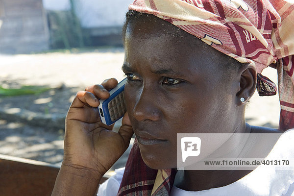 Frau mit Mobiltelefon  Quelimane  Mosambik  Afrika