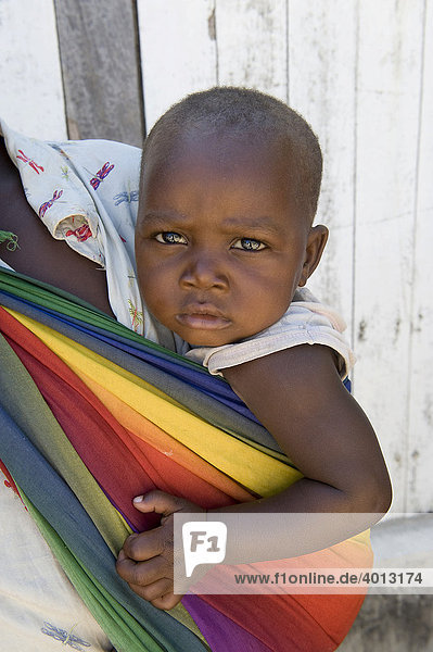 Kleinkind in einem Tragetuch  Quelimane  Mosambik  Afrika