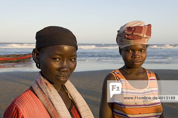 Women waiting for the fishing boats in order to buy fish  beach north of Quelimane  Mozambique  Africa