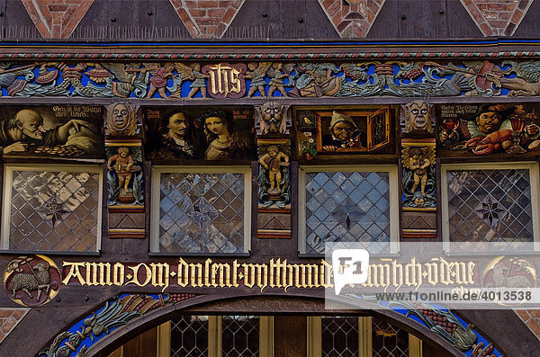 Detail der Fassade des Knochenhaueramtshauses am Marktplatz  Hildesheim  Niedersachsen  Deutschland  Europa