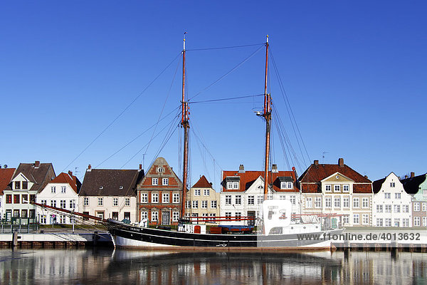 Historische Häuser und Segelschiff Undine im Hafen  Altstadt von Glückstadt  Schleswig-Holstein  Deutschland
