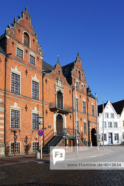 Glückstädter Rathaus mit Restaurant Ratskeller auf Marktplatz  Altstadt von Glückstadt  Schleswig-Holstein  Deutschland