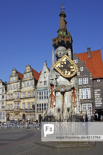 Bremer Roland auf dem Marktplatz in der historischen Altstadt von Bremen  Rolandstatue  UNESCO Weltkulturerbe  Wahrzeichen  Freie Hansestadt Bremen  Deutschland  Europa