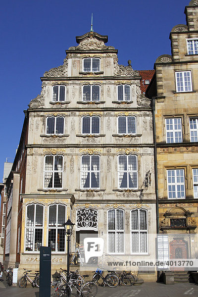 Historisches Haus im Rokoko Stil auf Marktplatz in der Bremer Altstadt  als Sparkasse genutzt  Freie Hansestadt Bremen  Deutschland  Europa