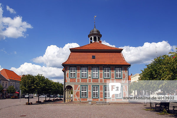 Historisches Rathaus auf Marktplatz der Stadt Boizenburg an der Elbe  Seitenansicht  Landkreis Ludwigslust  Mecklenburg-Vorpommern  Deutschland  Europa