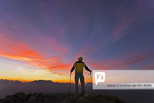 Wanderer im Sonnenuntergang auf der Gratlspitze  Alpbachtal  Nordtirol  Österreich  Europa