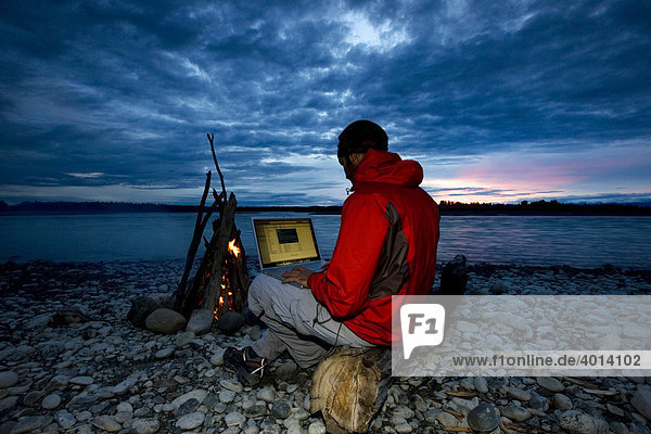 Naturfotograf bei der Arbeit am Abend beim Lagerfeuer  Alaska  USA  Nordamerika  Amerika
