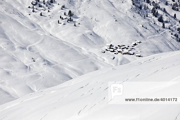 Tiefverschneite Alm im Winter  Tuxer Alpen  Nordtirol  Österreich  Europa