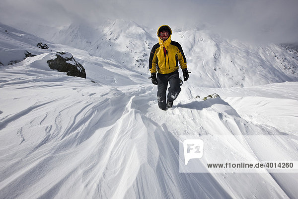 Wanderer im tiefverschneiten Gelände  Hochfügen  Tuxer Alpen  Nordtirol  Österreich  Europa