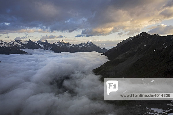 Hochnebel über den Ötztaler Alpen  Nordtirol  Österreich  Europa