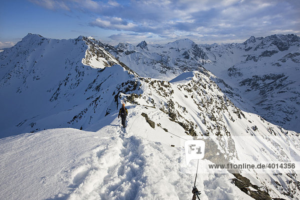Kletterer gesichert an einem Klettersteig im Winter im Hochgebirge  Verwallgruppe  Nordtirol  Tirol  Österreich  Europa