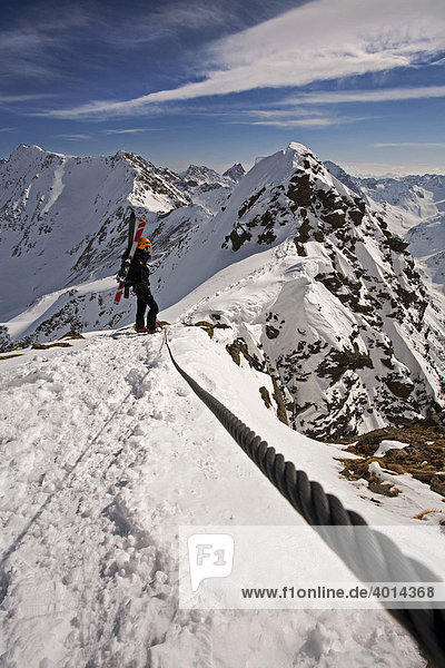 Schitourengeher gesichert an Klettersteig  Arlberg  Verwallgruppe  Nordtirol  Österreich  Europa