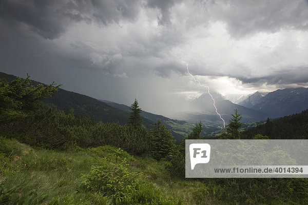 Gewitter mit Blitz über dem Karwendelgebirge  Nordtirol  Österreich  Europa