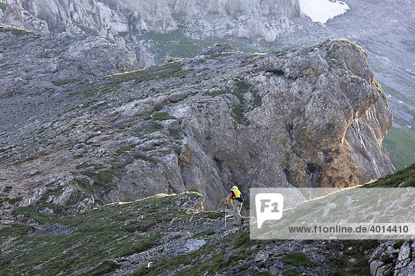 Bergsteiger vor dem Karwendelgebirge  Nordtirol  Österreich  Europa