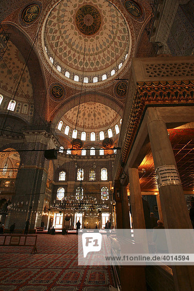 Innenansicht der Yeni Cami Moschee  Istanbul  Türkei