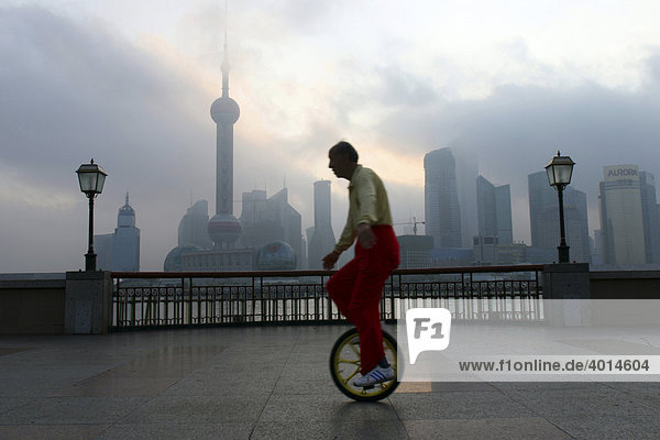 Einradfahrer  Bund am Morgen  Shanghai  China  Asien