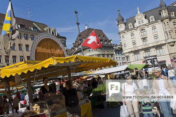 Menschen auf dem Markt  Marktstände  Marktplatz  Basel  Schweiz