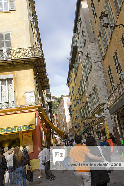 Fußgänger in der Rue de la PrÈfecture  Altstadt  Nizza  Cote d'Azur  Frankreich