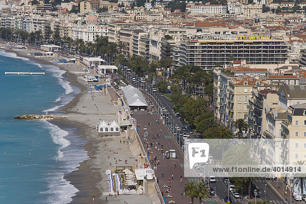 Blick vom Schlossberg auf die Promenade des Anglais  Strand  Meer  Verkehr  Nizza  Cote d'Azur  Frankreich