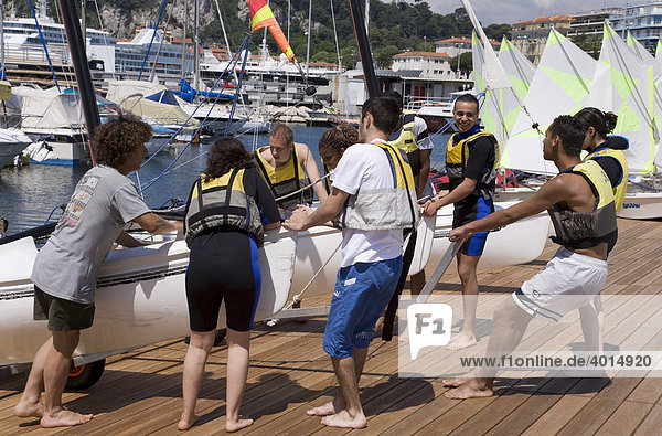 Jugendliche mit einem Katamaran im Club Nautique  Segelboot  Segelkurs  segeln  Nizza  Cote d'Azur  Frankreich