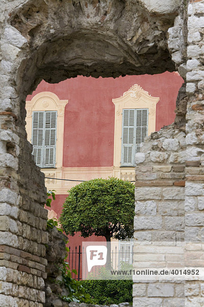 Blick durch Ruinen zum Matisse Museum  Archäologisches Museum und Ausgrabungsstätte  Cimiez  Nizza  Cote d'Azur  Frankreich