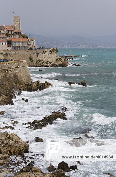 Schloss Grimaldi  Stadtmauer  Stadtansicht  Meer  Küste  Antibes  Cote d'Azur  Frankreich