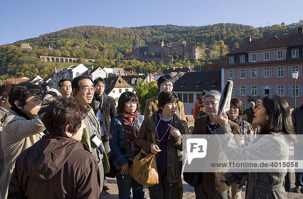 Asiatische Touristen mit Fremdenführer  Schloss  Heidelberg  Baden-Württemberg  Deutschland