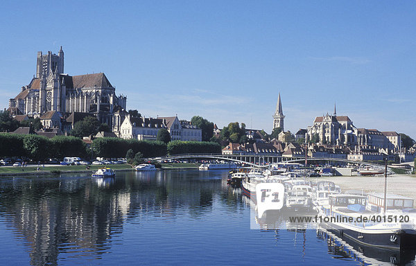Blick auf Auxerre  Fluss Yonne  Boote  Schiffe  Burgund  Frankreich  Europa