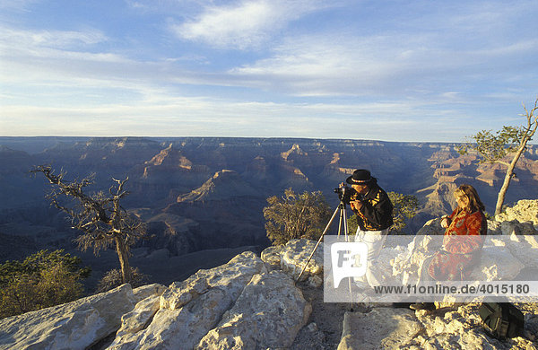 Paar am South Rim  Mann fotografiert mit Stativ  fotografieren  Grand Canyon National Park  Arizona  USA