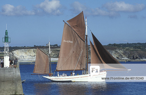 Segelschiff  Oldtimer  Zweimaster  segeln  Meer  Hafeneinfahrt  Hafen von Camaret sur Mer  Bretagne  Frankreich  Europa