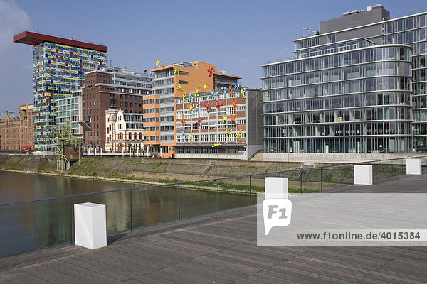 Bürogebäude im Medienhafen  Steg  moderne Architektur  Rhein  Düsseldorf  Nordrhein-Westfalen  Deutschland