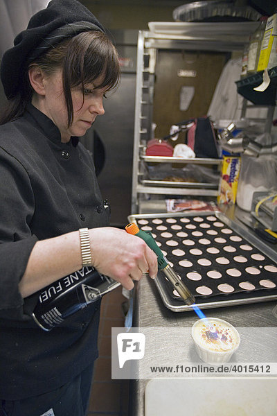 Marlene Ward  Konditorin im Small Plates Restaurant  macht creme brulee  Detroit  Michigan  USA